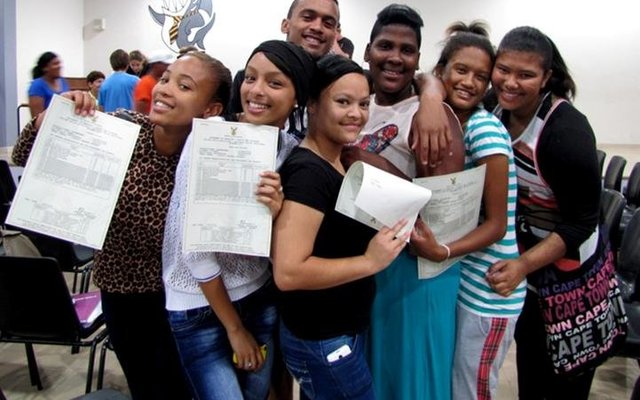 Van die matrikulante van 2014 wys met trots (en dalk 'n bietjie verligting) hul uitslae.